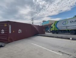 Truk Kontainer Terguling usai Hantam Trotoar, Jalur Pantura Bangsri Lumpuh Total