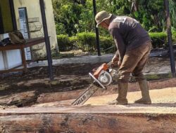 Warga Potong Kayu Gelondongan yang Terbawa Banjir Bandang di Paguyangan Brebes untuk Dipindah