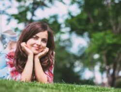 Perempuan Bahagia di Luar, Tapi Kekurangan Cinta Dalam, Ini 8 Perilaku Menurut Psikologi