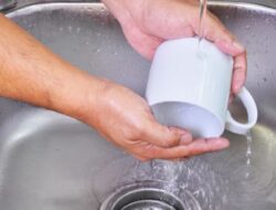 Orang yang Langsung Membersihkan Cangkir Kopinya Mencerminkan 7 Sifat Unik, Menurut Psikologi