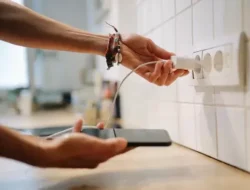 Jangan Tinggalkan Kabel Terhubung, Ini Bahayanya
