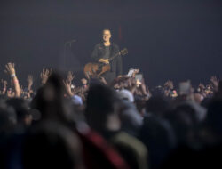 Jangan Takut Hadapi Tantangan: Bukti Energi ‘Abadi’ Bryan Adams di Jakarta