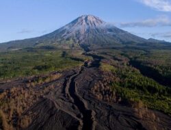 Semeru Alami 17 Gempa Erupsi Saat Imlek