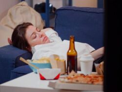 8 Kebiasaan Malam yang Hambat Turunnya Berat Badan