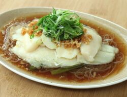 Lembut dan Aromatik! Resep Ikan Steam Bawang Putih dengan Saus Gurih ala Devina Hermawan