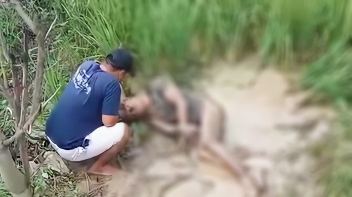 Pria Terikat di Sawah