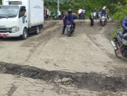 Jalan Raya Clirit Arah Guci Tegal Amblas, Pengendara Harus Ekstra Hati-hati