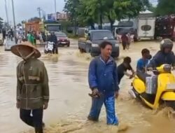 Jalan Pantura Tegal-Pemalang Terendam Banjir, Antrean Kendaraan Mengular Lalu Lintas Nyaris Lumpuh