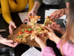 Jika Anda Merasa Bersalah Mengambil Makanan Terakhir, Ini 8 Tanda Menurut Psikologi