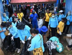 Bupati Biak dan Trash Hero Beraksi di Pasar Bosnik untuk Laut yang Terancam
