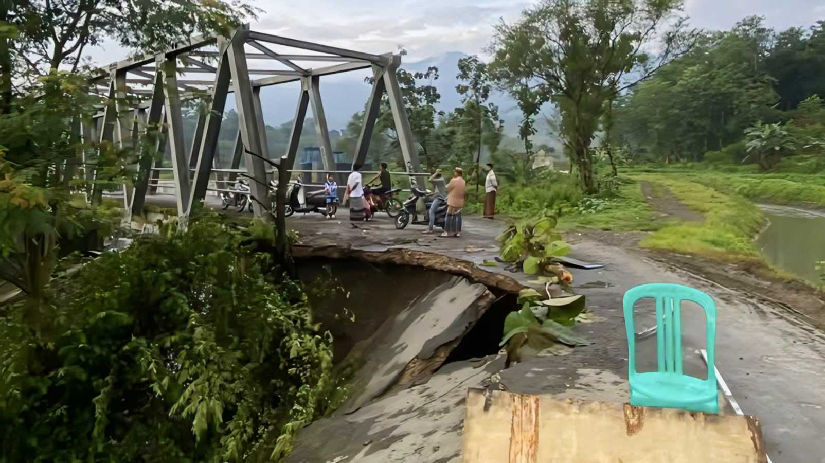 Jalan Ciseureuh-Jemasih Longsor