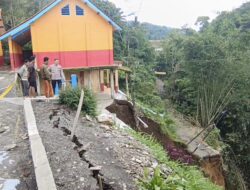 Jalur Cilibur-Langkap Brebes Putus Tergerus Longsor, Toilet Sekolah Terbawa Longsoran