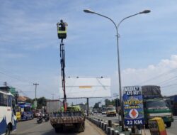 Jelang Arus Mudik, Dishub Brebes Cek dan Perbaiki Penerangan Jalan di Sejumlah Titik