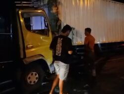 Kernet Terjepit Saat Truk Engkel Tabrak Truk Paket Parkir di Pantura Brebes