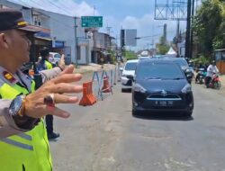 Urai Kemacetan, Polisi Terapkan One Way Lokal di Jalan Arteri Ketanggungan Brebes