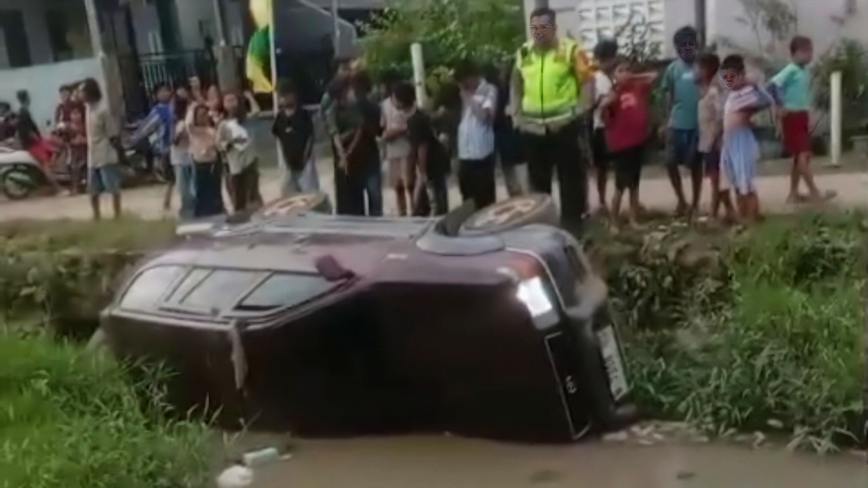 Mobil Nyemplung di Brebes