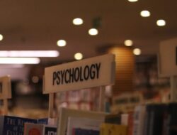 8 Hal yang Menjengkelkan Orang Old School di Era Modern Menurut Psikologi