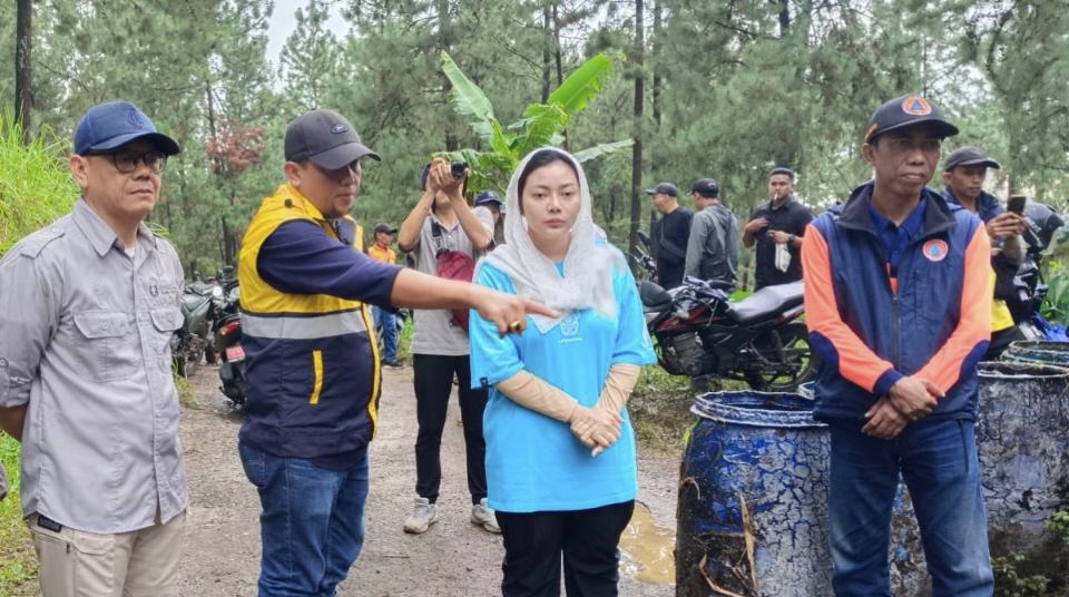 Bupati Paramitha Tinjau Jembatan Ambruk