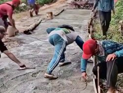 Puluhan Warga Tonjong Brebes Perbaiki Jalan Rusak dengan Swadaya