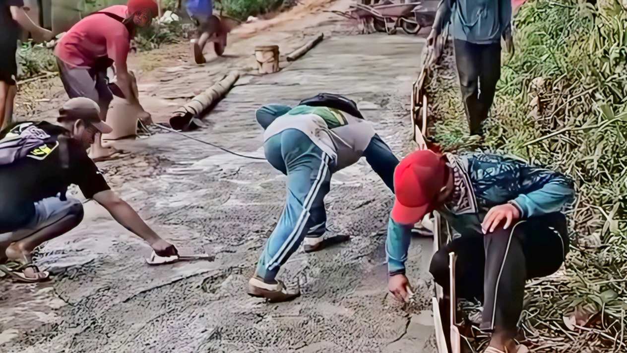 Warga Brebes Perbaiki Jalan Rusak Secara Swadaya