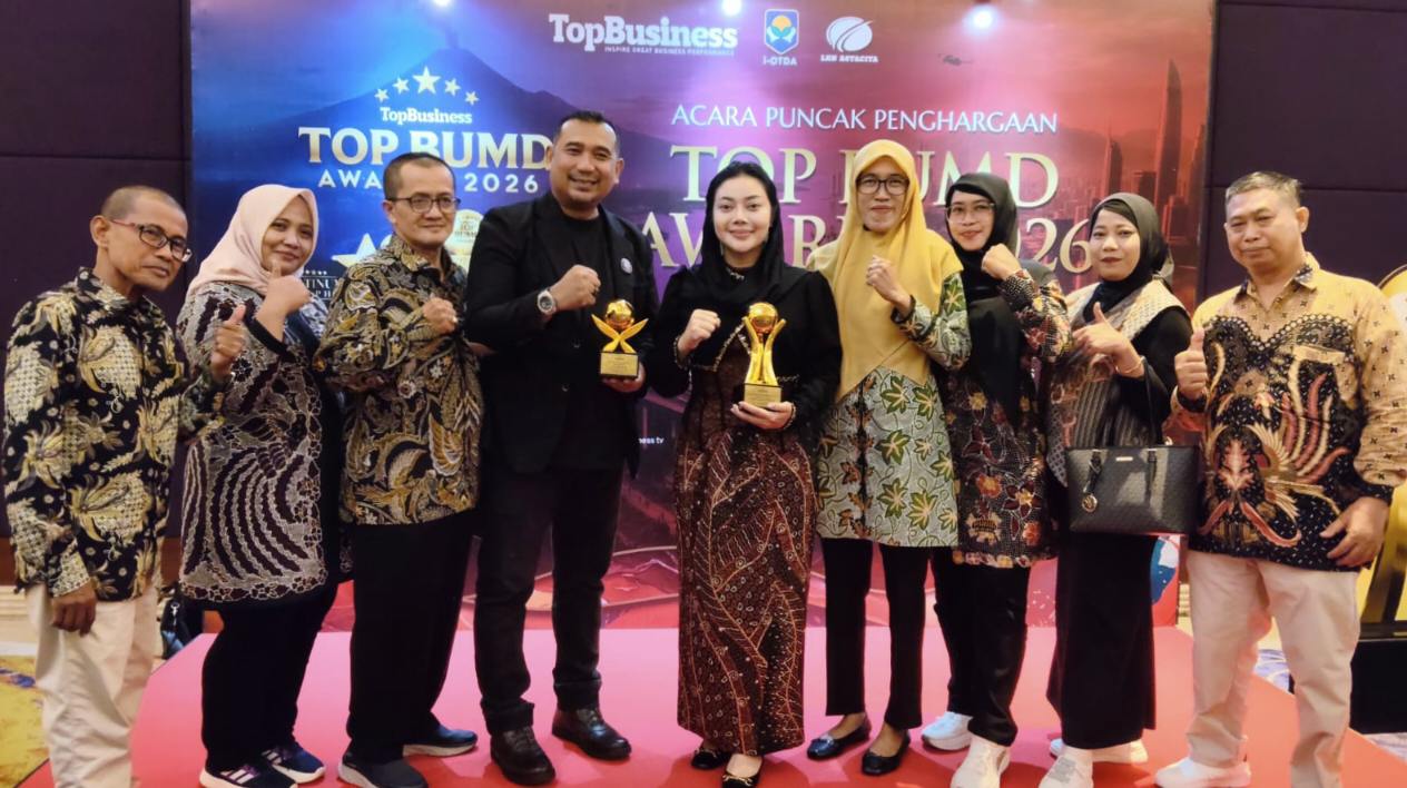 Bupati Brebes Terima Penghargaan Top BUMD Awards