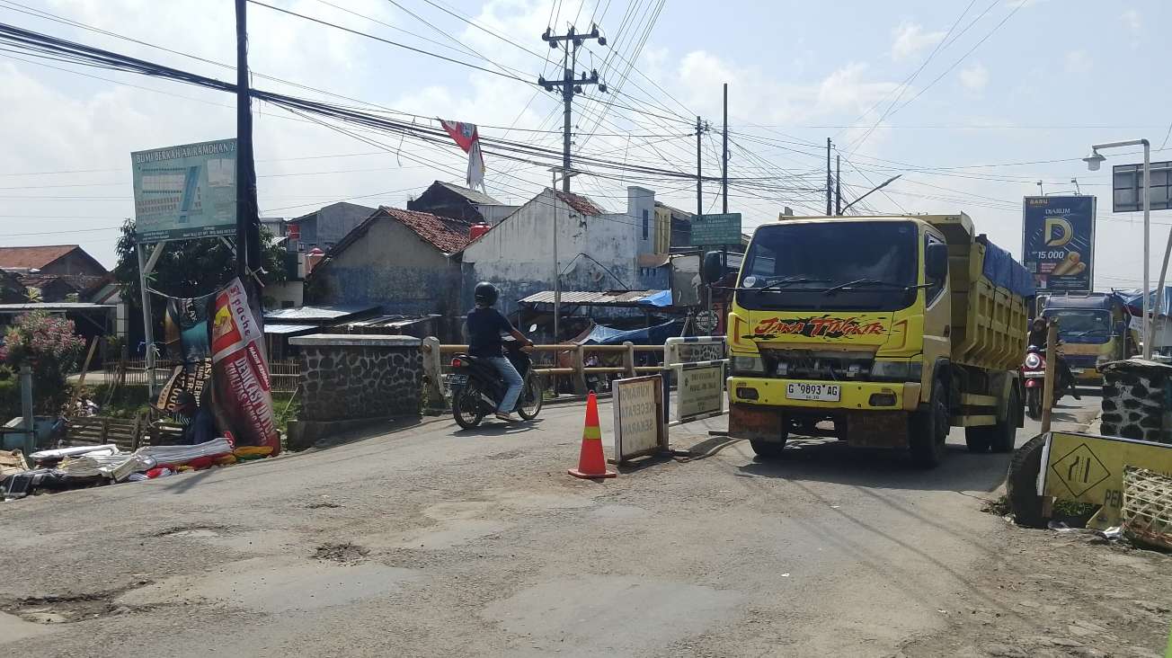 Jembatan Sitanggal Brebes Amblas