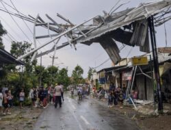 Angin Kencang Tumbangkan Tiga Pohon Besar dan Rusak Puluhan Rumah di Cipelem Brebes