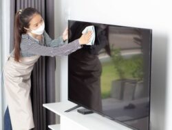 Cara Bersihkan TV Layar Datar Tanpa Rusak