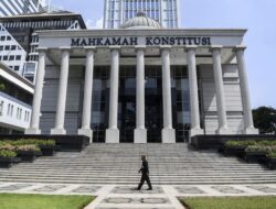 Mengapa Usia Pensiun Guru Berbeda dengan Dosen?
