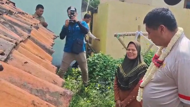 Menteri Perumahan dan Kawasan Permukiman (PKP), Maruarar Sirait, langsung pelaksanaan program tersebut di kawasan perkampungan nelayan Desa Kaliwlingi, Kecamatan Brebes, Kabupaten Brebes.