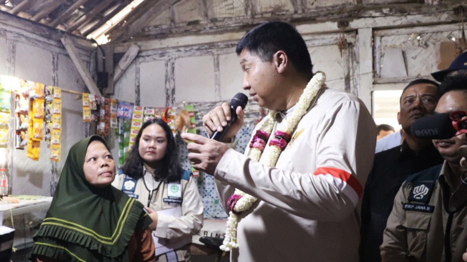 Menteri Maruarar Sirait saat mengunjungi rumah warga miskin di Desa Kaliwlingi Kecamatan Brebes