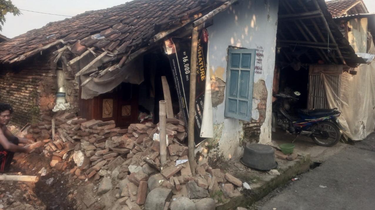 Rumah Roboh di Kalimati Brebes