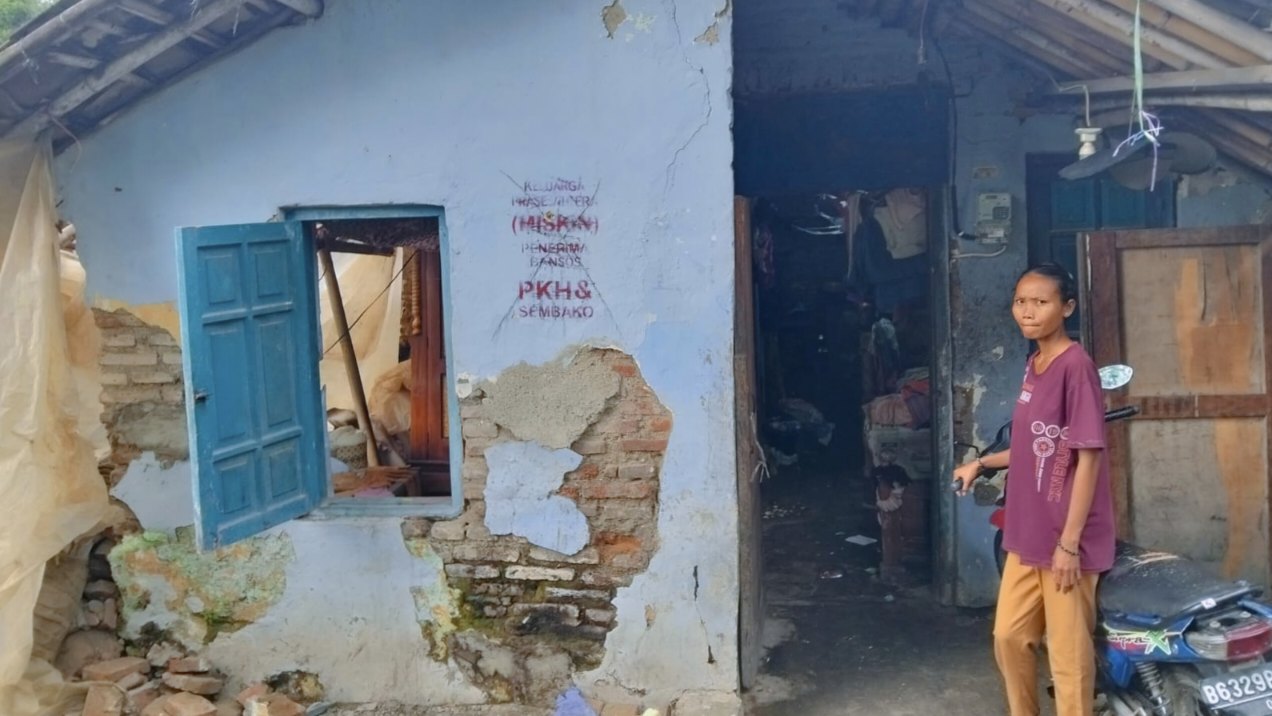 Dinperwaskim Brebes Tangani Rumah Ambruk