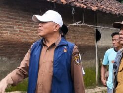 Dinperwaskim Brebes Turun Tangani Warga yang Tinggal di Rumah Reyot Samping Kuburan