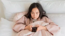 Orang yang Cek Ponsel Saat Bangun Tidur Punya 8 Kebiasaan Ini, Menurut Psikologi