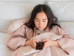 Orang yang Cek Ponsel Saat Bangun Tidur Punya 8 Kebiasaan Ini, Menurut Psikologi
