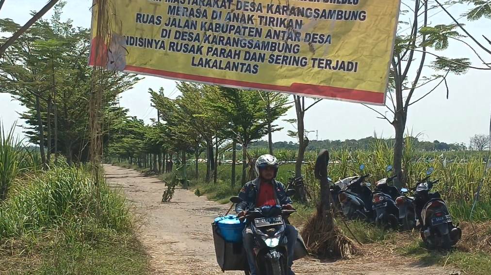 Protes Jalan Rusak