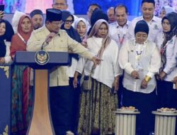 Detik-detik Prabowo Marahi Emak-emak MBG, Singgung Soal Disiplin: Malu, Gimana Sih
