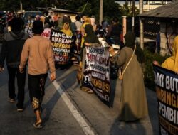 Ratusan Emak-emak di Brebes Ngamuk, Bongkar Warung Obat Terlarang di Jalur Pantura