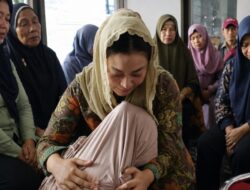 Tangis Haru Warga Sridadi Pecah Saat Peluk Bupati Brebes Terima Bantuan Bencana
