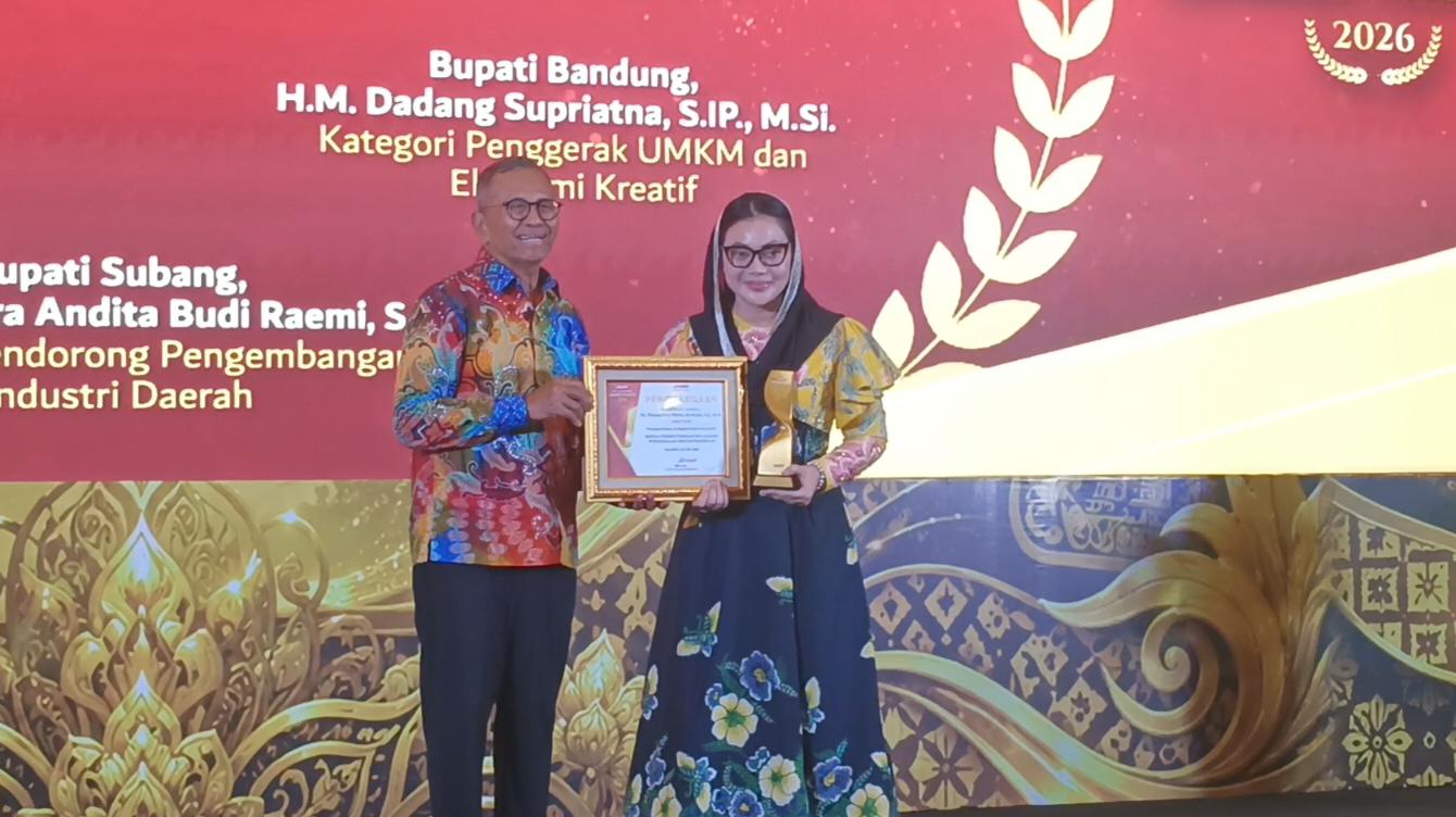Bupati Brebes Terima Disway Awards