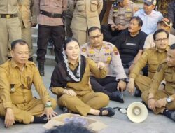 Gaya Serius Tapi Santai, Bupati Paramitha Pilih Duduk Bersila dan Berdialog dengan Mahasiswa