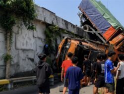 Diduga Rem Blong, Kecelakaan Truk Beruntun Terjadi di Fly Over Kretek Brebes, Tiga Motor Ikut Terlibat