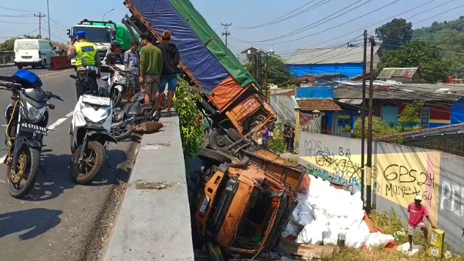 Kecelakaan Beruntun di Flyover Kretek