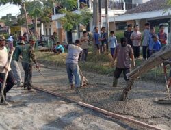 Tak Kunjung Diperbaiki, Warga Slatri Brebes Swadaya Cor Jalan Kabupaten