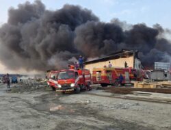 Gudang Limbah Non-B3 di Brebes Terbakar, 5 Jam Api Belum Padam 8 Mobil Damkar Dikerahkan