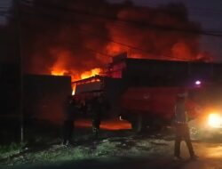 Malam Api Belum Padam, Ratusan Personel Berjibaku Padamkan Kebakaran Gudang Limbah di Brebes