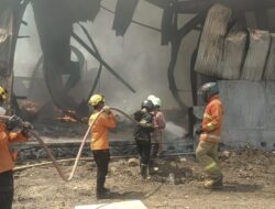 24 Jam Belum Padam, Proses Pemadaman Kebakaran Gudang Limbah di Brebes Masih Berlangsung
