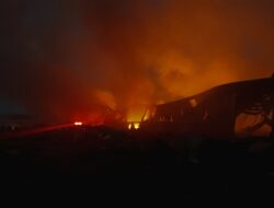 Hari Kedua Proses Pemadaman Kebakaran Gudang Limbah di Slatri Brebes Temui Kendala