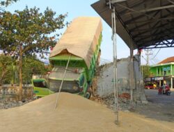Rem Blong di Flyover Kretek Brebes, Truk Muatan Gandum Tabrak Jalur Penyelamat